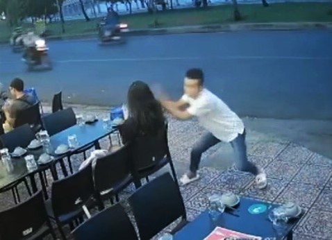 Cô gái ở TP.HCM bị cướp điện thoại trước quán ăn-1