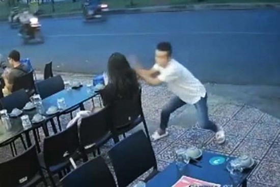 Cô gái ở TP.HCM bị cướp điện thoại trước quán ăn