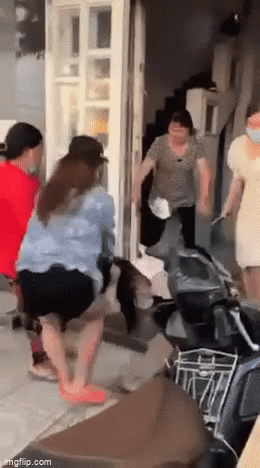 Kinh hoàng cảnh cô gái bị nhóm phụ nữ lao túm tóc đánh ghen, dùng dép đánh tới tấp vào mặt-1