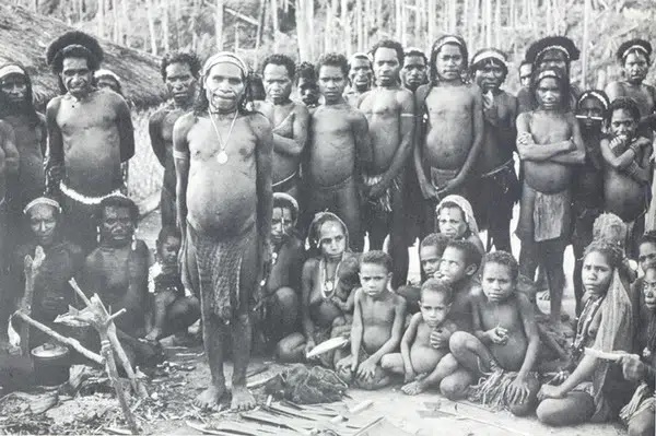 Loại bệnh lạ khiến người mắc phải cười cho đến chết, nguyên nhân đến từ một hủ tục rợn gáy của bộ tộc cổ xưa-1