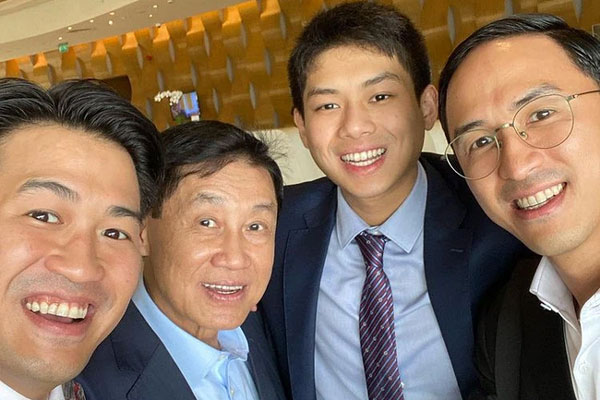 Cô tiếp viên hàng không kém 21 tuổi khiến vị tỷ phú nổi tiếng Việt Nam trúng tiếng sét ái tình và bắt đầu màn theo đuổi như phim, vé đi các chuyến bay có thể lấp đầy phòng!-11