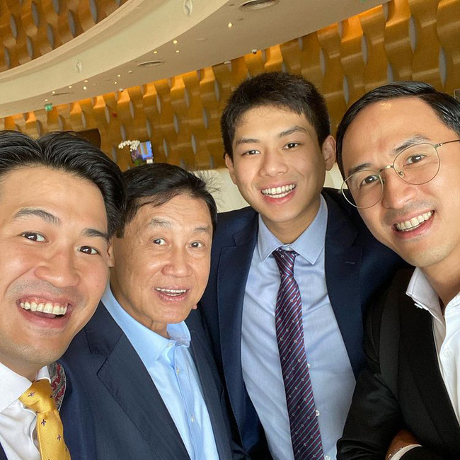 4 cha con tỷ phú Johnathan Hạnh Nguyễn cùng chung một tấm hình, dân mạng xem xong chỉ biết kêu trời vì quá giàu sang và quyền lực-1