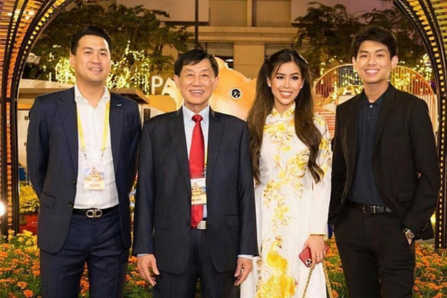 4 cha con tỷ phú Johnathan Hạnh Nguyễn cùng chung một tấm hình, dân mạng xem xong chỉ biết kêu trời vì quá giàu sang và quyền lực-3