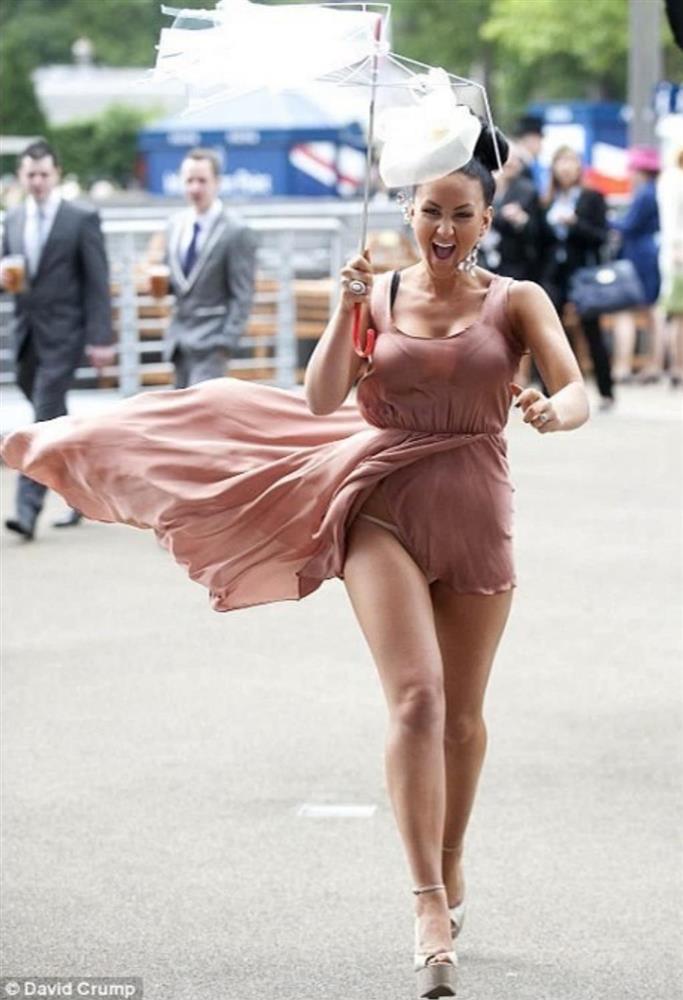 3 điều tối kị khi diện váy xẻ hack chân dài, chị em cần nhớ kỹ nếu không muốn hớ hênh vô duyên-8