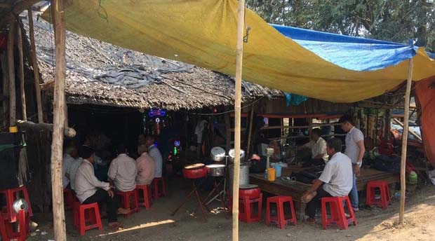 Xúc động hình ảnh chú chó buồn rầu nằm trước bàn thờ sau khi người chủ bị cẩu tặc dùng súng điện bắn chết-1