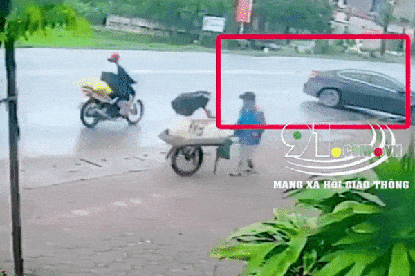 CLIP: Thanh niên bay lên nóc ô tô nằm im, camera 