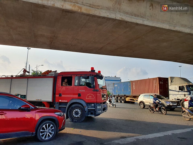 Cháy nhà ở Sài Gòn khiến 6 người trong gia đình tử vong, người thân khóc ngất tại hiện trường-10