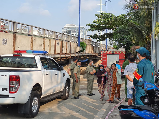 Cháy nhà ở Sài Gòn khiến 6 người trong gia đình tử vong, người thân khóc ngất tại hiện trường-12