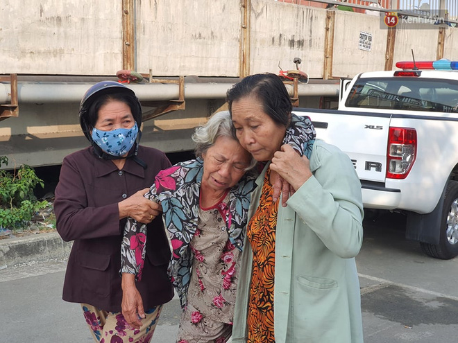 Cháy nhà ở Sài Gòn khiến 6 người trong gia đình tử vong, người thân khóc ngất tại hiện trường-15
