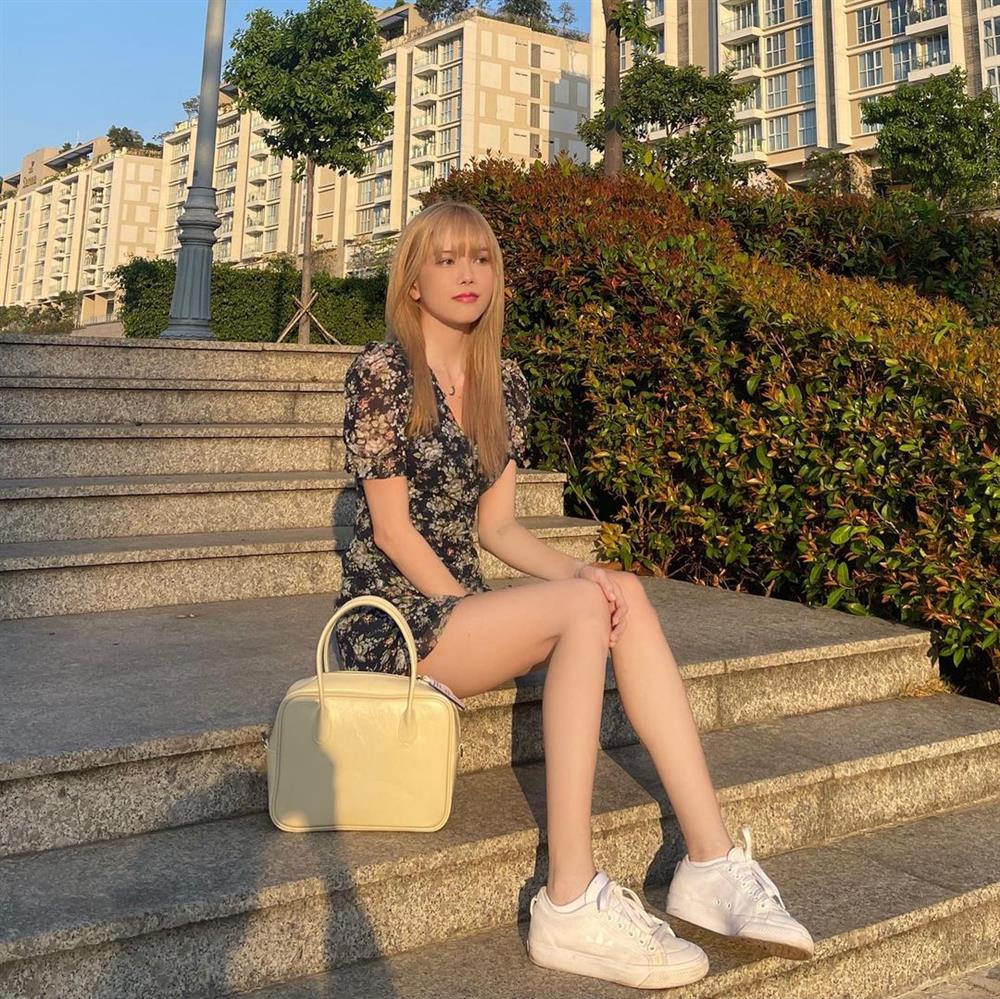 Thiều Bảo Trâm chỉ diện quanh 3 combo váy + giày dép này là luôn sành điệu từng centimet, chân được kéo dài miên man-2