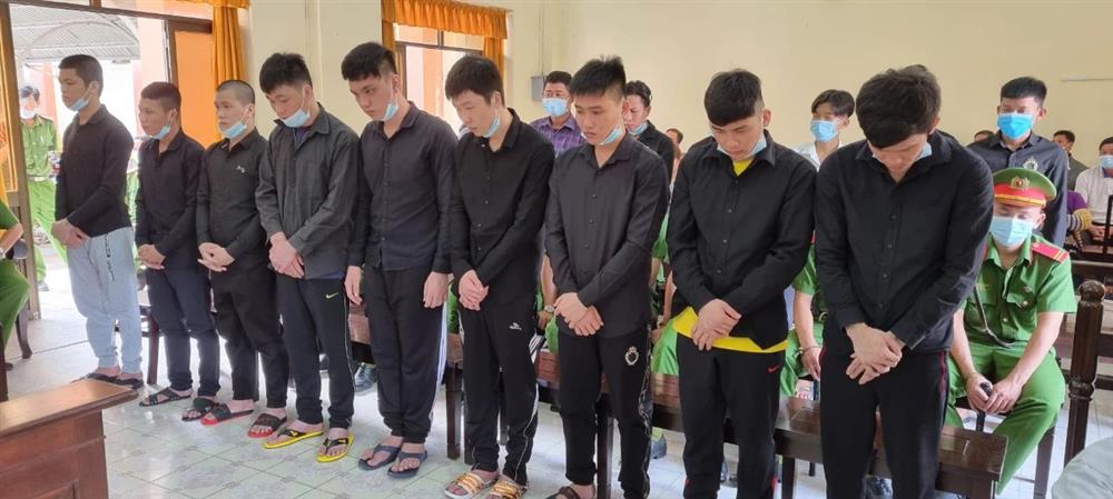 Vì 1 nữ tiếp viên karaoke, 16 thanh niên lãnh gần 100 năm tù-1