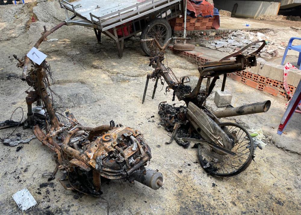 Cận cảnh hiện trường tang thương vụ cháy 6 người chết ở TP Thủ Đức: Căn nhà bốn phía kín mít, 5 xe máy cháy trơ khung bịt kín cửa ra vào-6