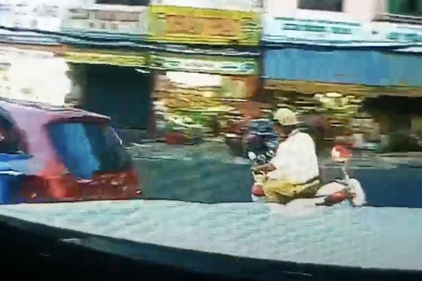 Cụ bà cầm bảng điều phối giao thông để học sinh qua đường ở TP.HCM-1