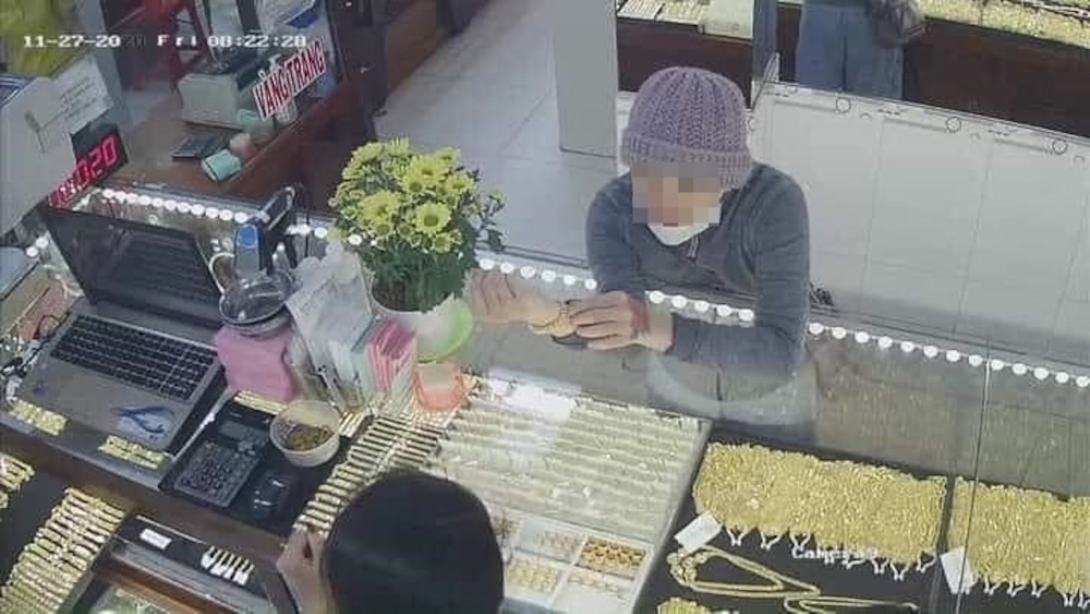 Cô gái đi khắp nơi xin tiền chữa bệnh thiếu máu não: Tôi bán hết rồi-1