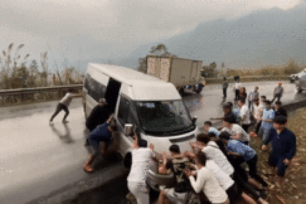 Phụ xe khách lao qua cửa kính đấm túi bụi tài xế xe tải trên cao tốc-1