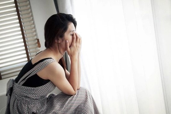 Người yêu ghen đến hoang tưởng, lắp cả camera trong nhà để kiểm soát, nghi ngờ cả nhân viên giao hàng, cô gái