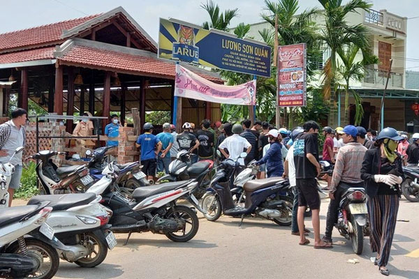 Hình ảnh người đàn ông gào khóc bên thi thể bé trai 4 tuổi sau tai nạn giao thông khiến ai cũng xót thương-3