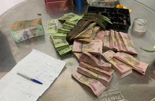 Vợ dựng hiện trường giả mất 500 triệu vì nghi chồng ngoại tình: Đứng không vững khi công an đưa con đi lấy lời khai-2