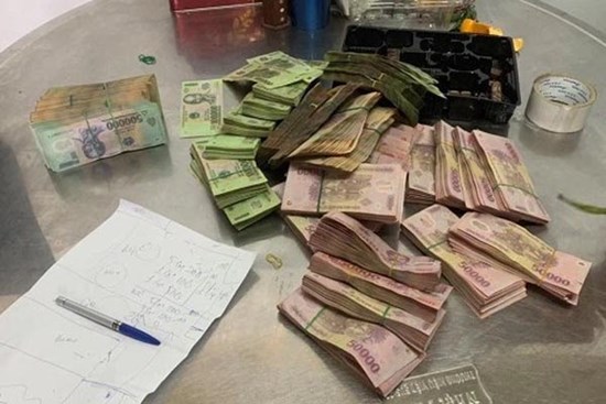 Vợ dựng hiện trường giả mất 500 triệu vì nghi chồng ngoại tình: Đứng không vững khi công an đưa con đi lấy lời khai