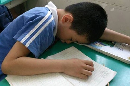 Thấy trò lên lớp ngủ gật, cô giáo vội chụp hình gửi vào group phụ huynh để phê bình, nghe câu đáp trả của người bố mà ai cũng cứng họng