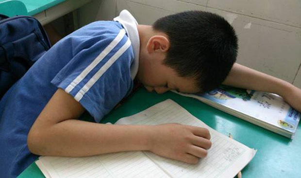 Thấy trò lên lớp ngủ gật, cô giáo vội chụp hình gửi vào group phụ huynh để phê bình, nghe câu đáp trả của người bố mà ai cũng cứng họng-1