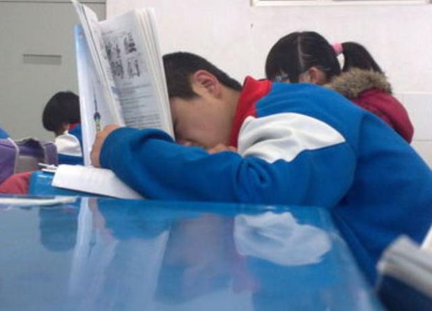Thấy trò lên lớp ngủ gật, cô giáo vội chụp hình gửi vào group phụ huynh để phê bình, nghe câu đáp trả của người bố mà ai cũng cứng họng-2