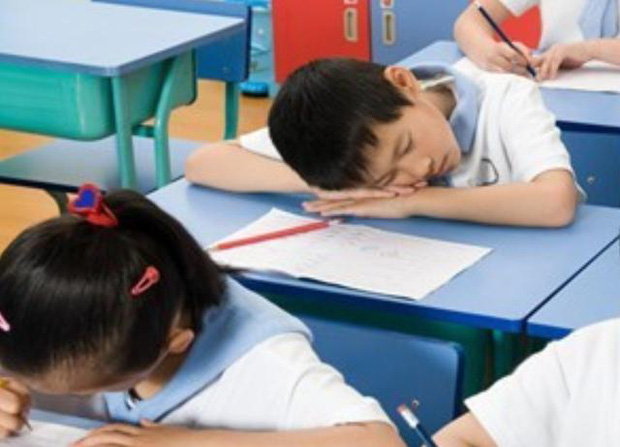 Thấy trò lên lớp ngủ gật, cô giáo vội chụp hình gửi vào group phụ huynh để phê bình, nghe câu đáp trả của người bố mà ai cũng cứng họng-3