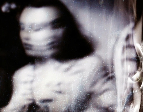 Loạt trải nghiệm song trùng khiến MXH rùng mình: Bị bản sao trong gương dõi theo mỗi tối, mẹ nhìn con trai chằm chằm mà không nói gì-1