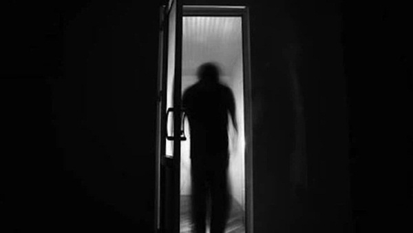 Loạt trải nghiệm song trùng khiến MXH rùng mình: Bị bản sao trong gương dõi theo mỗi tối, mẹ nhìn con trai chằm chằm mà không nói gì-3