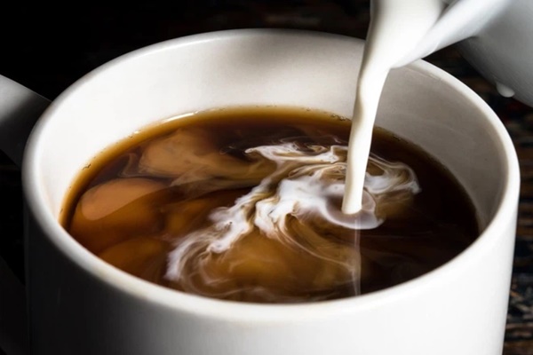 Vì sao không nên pha cà phê với sữa đặc, đường trắng? Top 5 nguyên liệu pha cà phê hại sức khỏe nhất-2