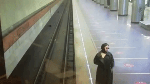 Kiểm tra camera an ninh, nhân viên nhà ga đỏ mặt chứng kiến hành vi kỳ lạ của chị đẹp bí ẩn-2