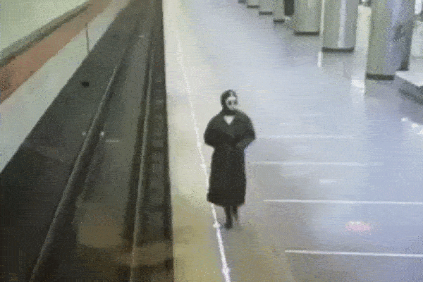 Kiểm tra camera an ninh, nhân viên nhà ga đỏ mặt chứng kiến hành vi kỳ lạ của 'chị đẹp' bí ẩn