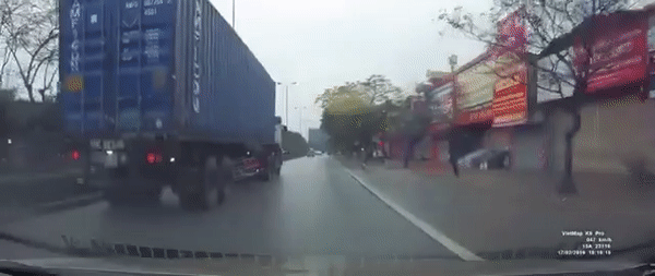 2 thanh niên chạy xe tốc độ cao, chui gầm container và cảnh tượng không tin nổi sau đó vài giây-1