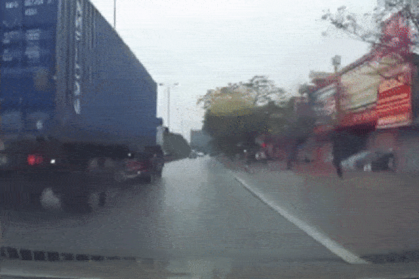 2 thanh niên chạy xe tốc độ cao, chui gầm container và cảnh tượng 