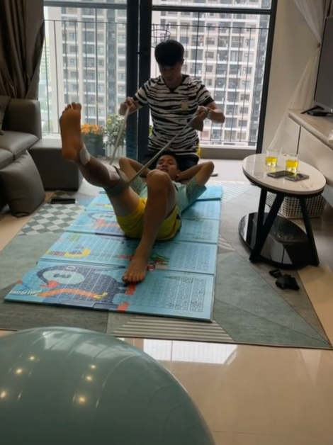 Tin vui: Đỗ Hùng Dũng bắt đầu tập luyện hồi phục chấn thương sau ca phẫu thuật-1