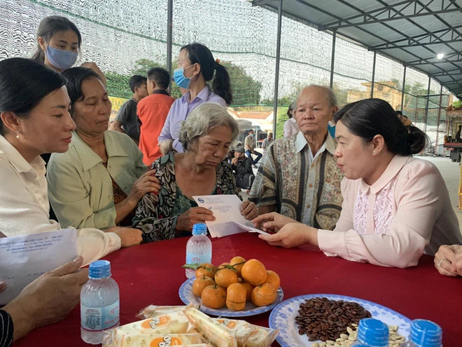 Hỗ trợ hơn 160 triệu đồng cho gia đình có 6 người chết trong vụ cháy ở TP Thủ Đức-2