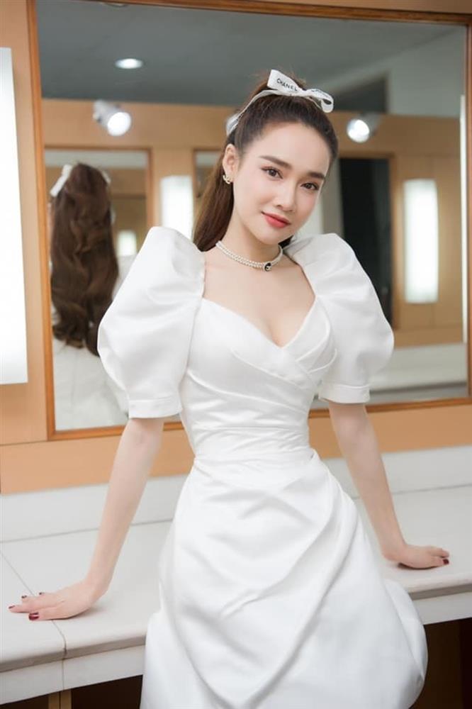 Nhã Phương và những bộ cánh khoe vòng eo siêu thực, đúng là gái 1 con trông mòn con mắt-1