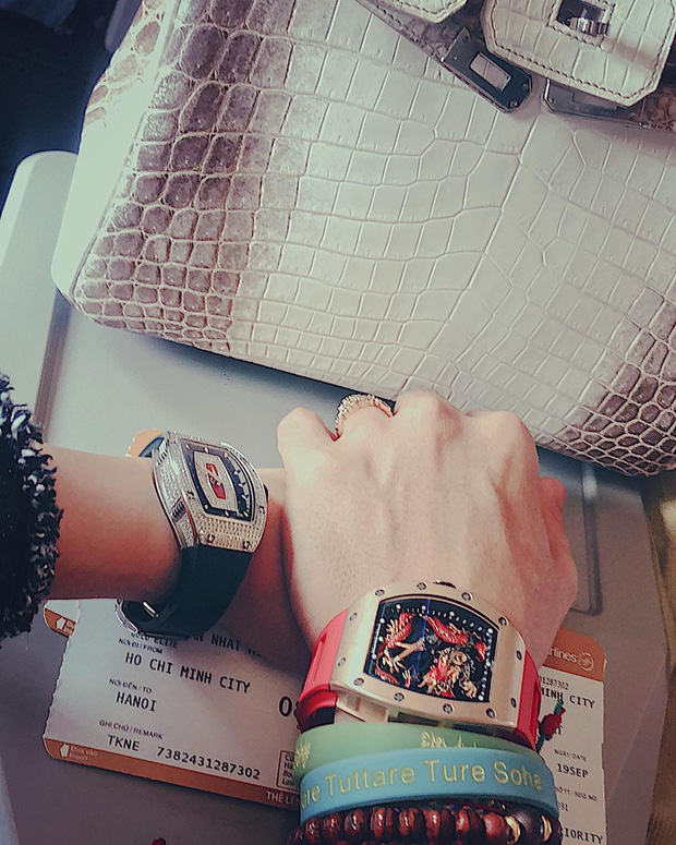 Sau ồn ào ly hôn bà cả, Minh Nhựa tậu đồng hồ hơn 7 tỷ tặng vợ 2-5