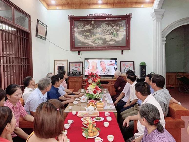 Vì dịch Covid-19, một cặp đôi người Việt tổ chức đám hỏi qua livestream gây bão cộng đồng mạng vì quá đáng yêu, ông bà ta giờ cũng sành công nghệ rồi!-1