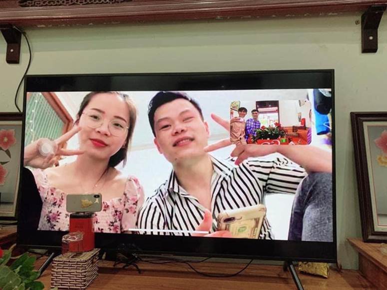 Vì dịch Covid-19, một cặp đôi người Việt tổ chức đám hỏi qua livestream gây bão cộng đồng mạng vì quá đáng yêu, ông bà ta giờ cũng sành công nghệ rồi!-2