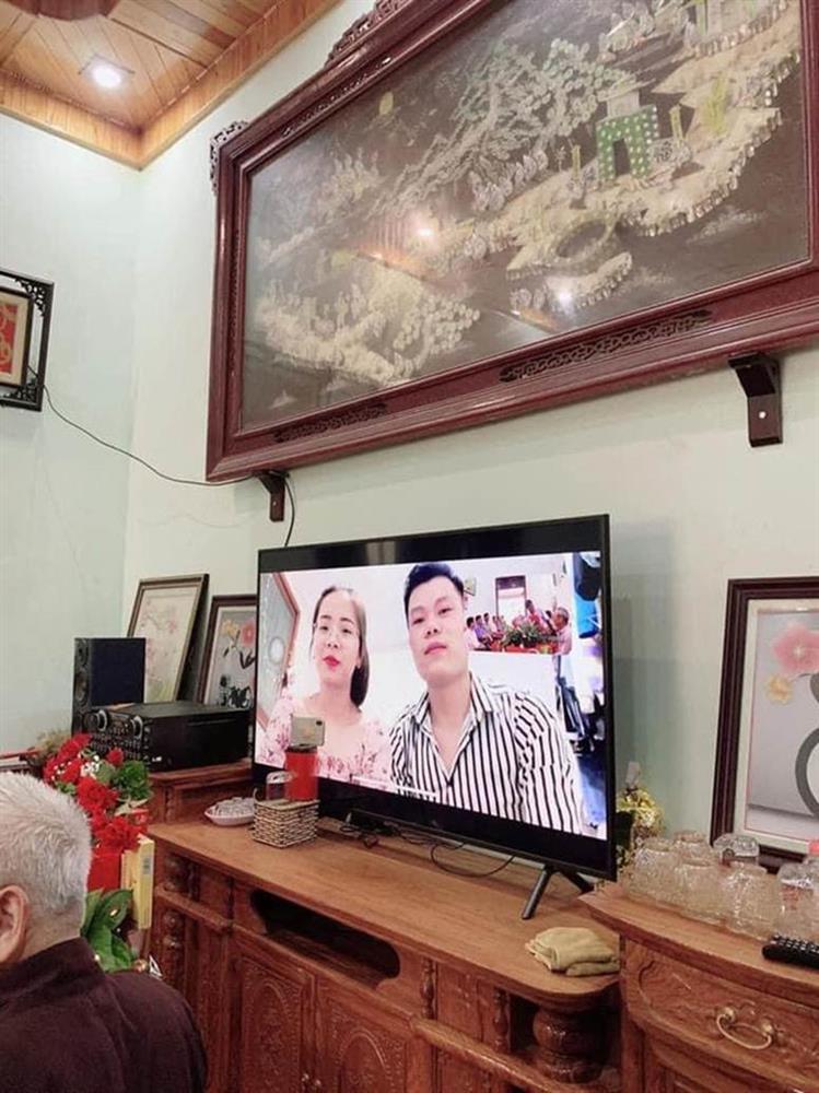 Vì dịch Covid-19, một cặp đôi người Việt tổ chức đám hỏi qua livestream gây bão cộng đồng mạng vì quá đáng yêu, ông bà ta giờ cũng sành công nghệ rồi!-3