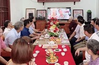 Vì dịch Covid-19, một cặp đôi người Việt tổ chức đám hỏi qua livestream gây bão cộng đồng mạng vì quá đáng yêu, ông bà ta giờ cũng sành công nghệ rồi!