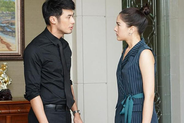 Một năm sau cái chết của vợ yêu, người chồng tận tụy đã trìu mến nắm tay người phụ nữ khác: Cuộc đời không có hai chữ gọi là mãi nhớ”?-4