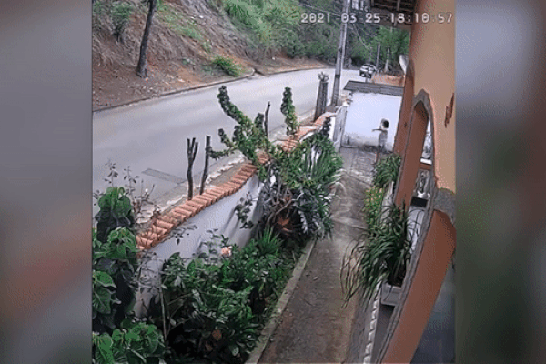 Ôtô bất ngờ rơi từ trên núi xuống đường ở Thái lan