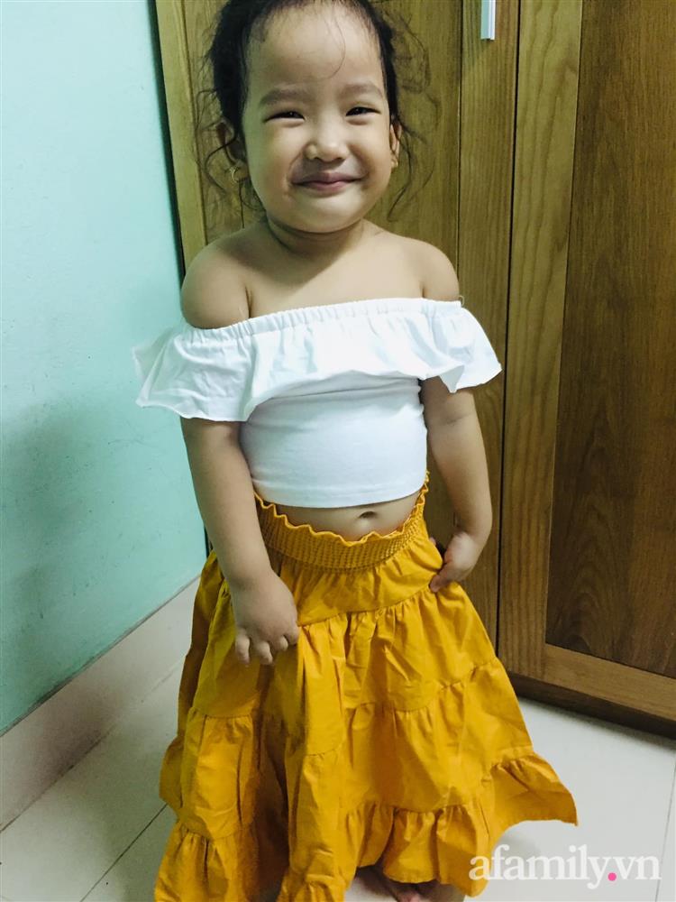 Nhận chiếc váy điệu đà mua qua mạng cho con, mẹ trẻ hí hửng mặc thử cho bé và cái kết khiến hai mẹ con cười muốn xỉu-2