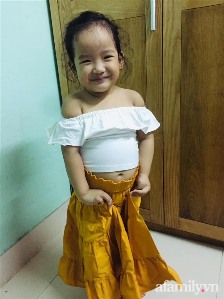 Nhận chiếc váy điệu đà mua qua mạng cho con, mẹ trẻ hí hửng mặc thử cho bé và cái kết khiến hai mẹ con cười muốn xỉu-3