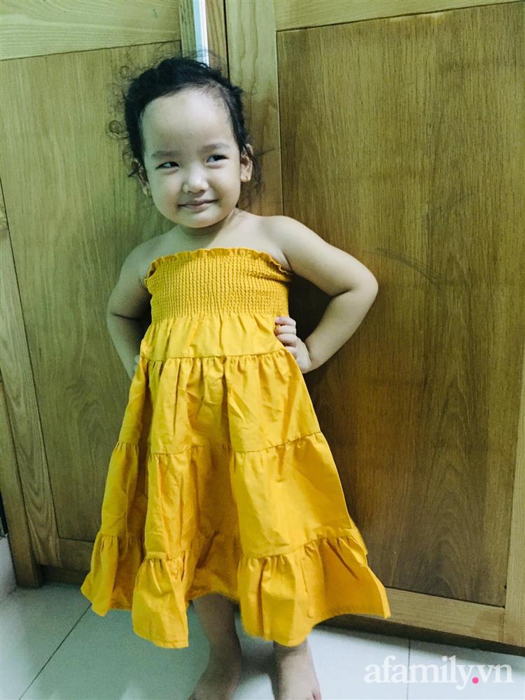 Nhận chiếc váy điệu đà mua qua mạng cho con, mẹ trẻ hí hửng mặc thử cho bé và cái kết khiến hai mẹ con cười muốn xỉu-5