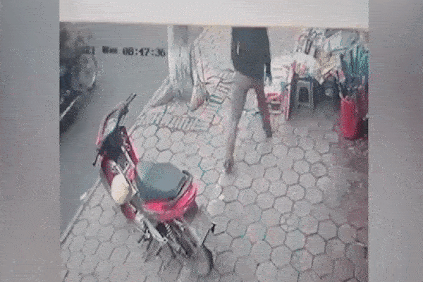 Camera ghi cảnh người đàn ông lấy trộm đồ chơi