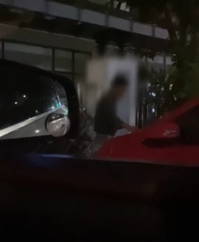Người đàn ông dùng 2 vạch làm điều mờ ám với chiếc ô tô đỗ trong chỗ tối, nhìn hậu quả mà chủ xe chỉ biết khóc ròng-1