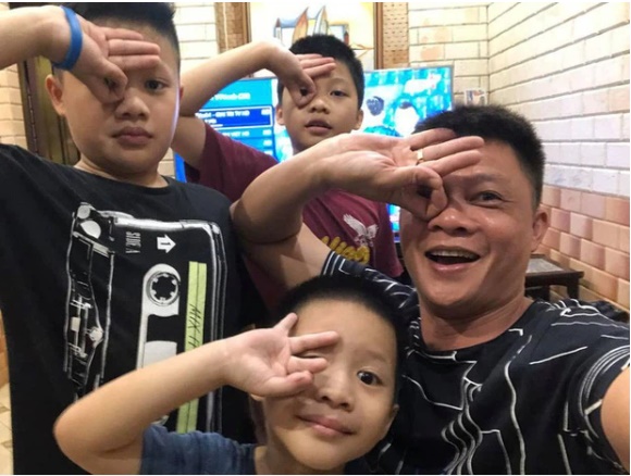 Con trai út nhà BTV Quang Minh mới lớp 1 đã được cô giáo giao vị trí quan trọng, bố nghe xong toát mồ hôi hột vì áp lực giùm-3